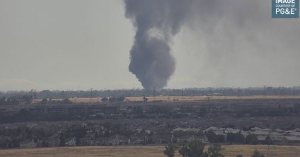 Grass fire spreads to junkyard in Rio Linda