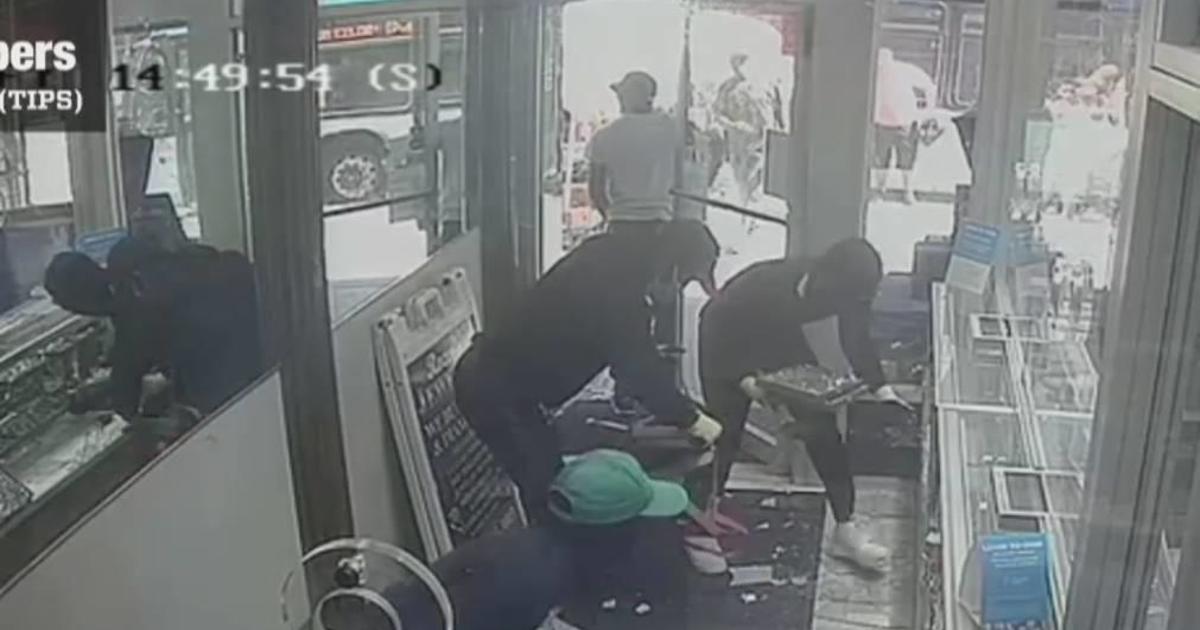 Video shows brazen robbery of  million worth of jewelry from New York store