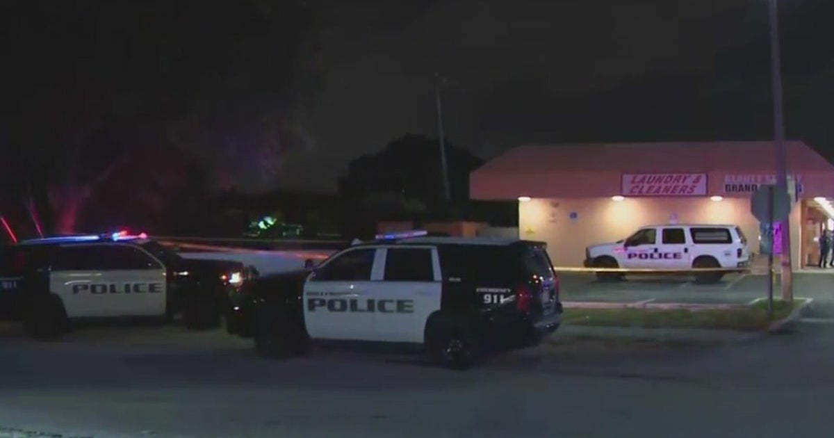 Two women injured in Hollywood plaza shooting