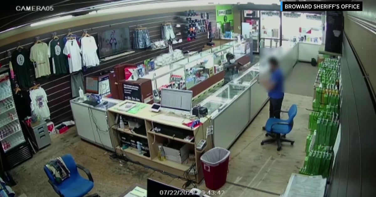 BSO: Man dressed as security guard robs Mobile One store at gunpoint