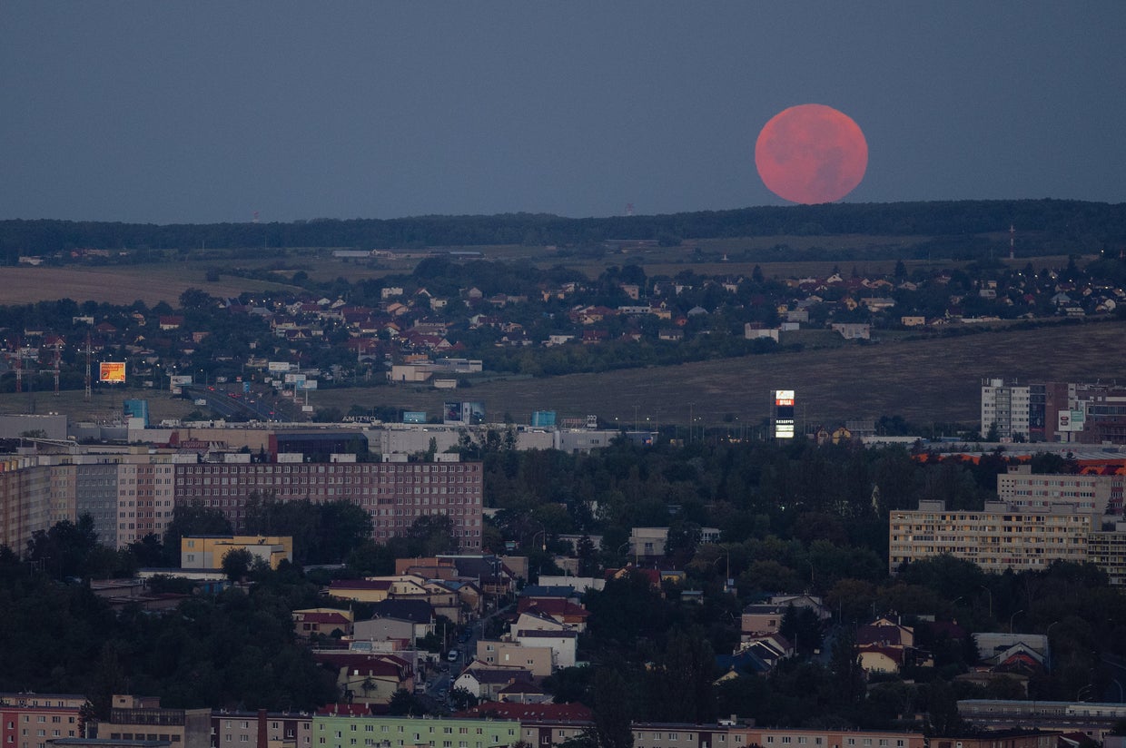 Sturgeon moon the last supermoon of the year captured in
