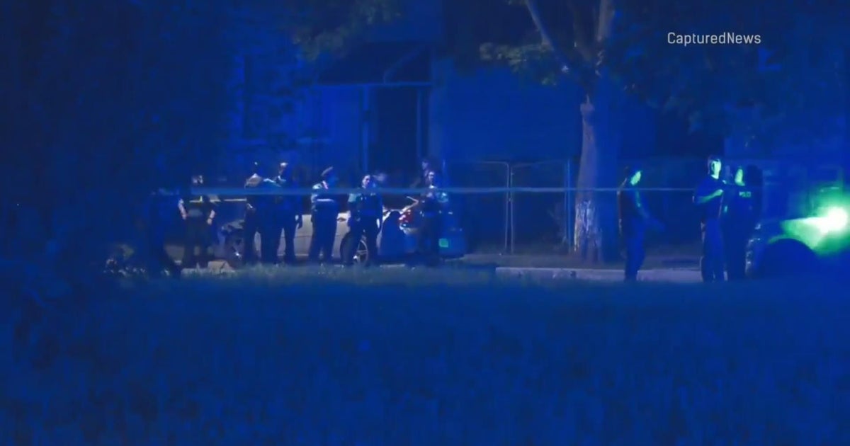 Man shot during struggle with Chicago police in Back of the Yards - CBS ...