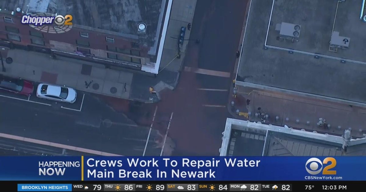 Water main break snarls streets in Newark - CBS New York