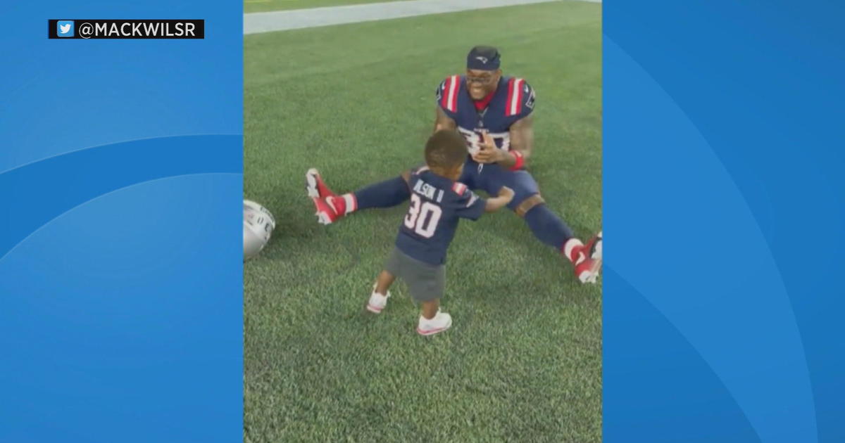 Patriots linebacker Mack Wilson's son takes 1st steps at stadium