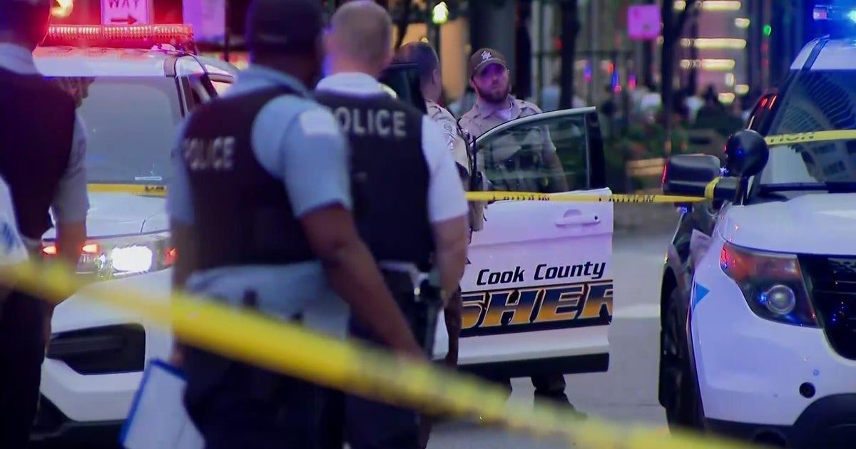 Man stabbed in neck in River North, drives to Mag Mile for help - CBS ...