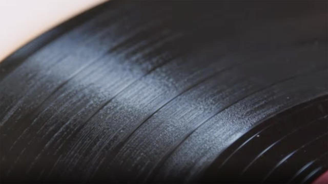 Vinyl record sales top CDs for first time in more than 30 years, Vinyls 