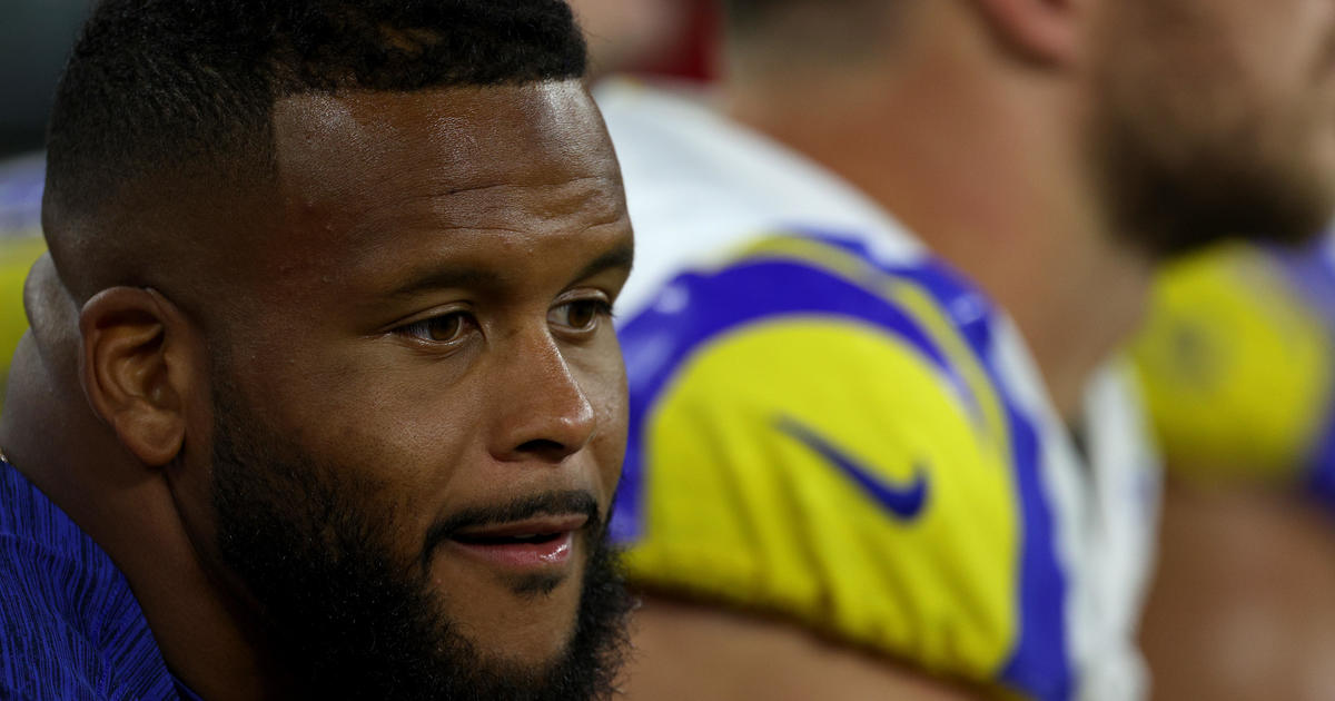 NFL 2022: Aaron Donald swings helmet in Los Angeles Rams practice