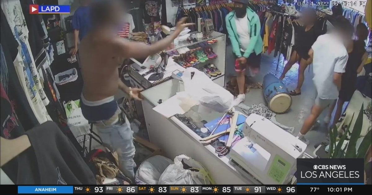 Caught on Video: Armed robbery suspects shot at by LAPD near Melrose ...