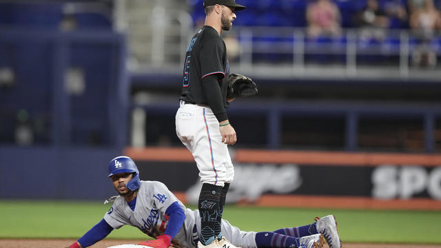 Betts hits 2 HRs, Dodgers score 5 in 10th, beat Marlins 10-6