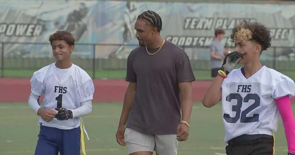 Jalen Hurts surprises young athletes at football game as Kellogg's