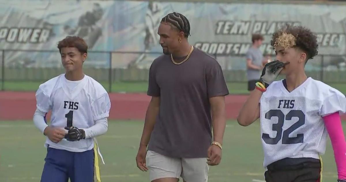 Eagles QB Jalen Hurts surprises young athletes at football game as