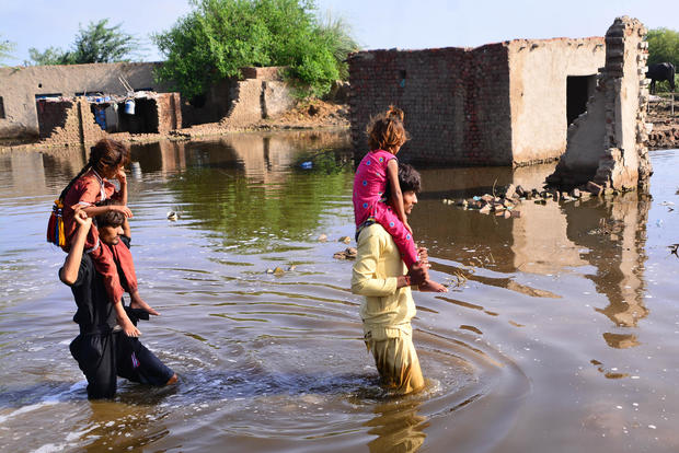 Pakistan floods death toll passes 1000 