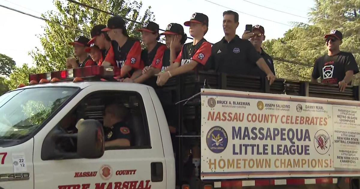 Massapequa Coast Little League team honored with parade CBS New York