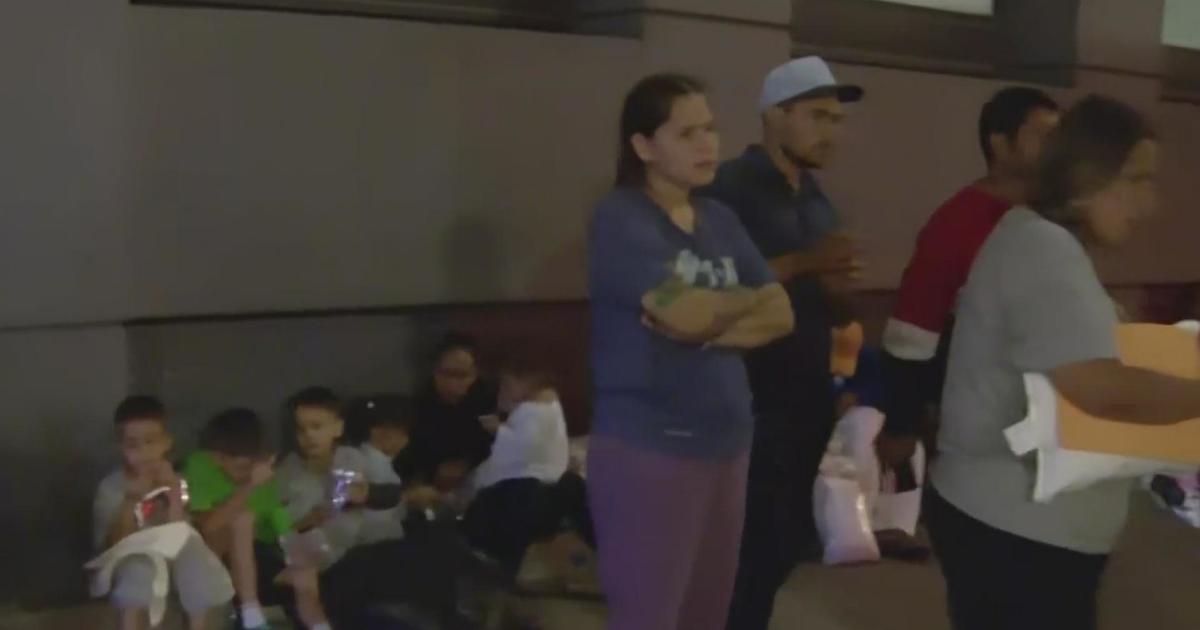 Texas Governor Sends Busload Of Migrants To Union Station - CBS Chicago