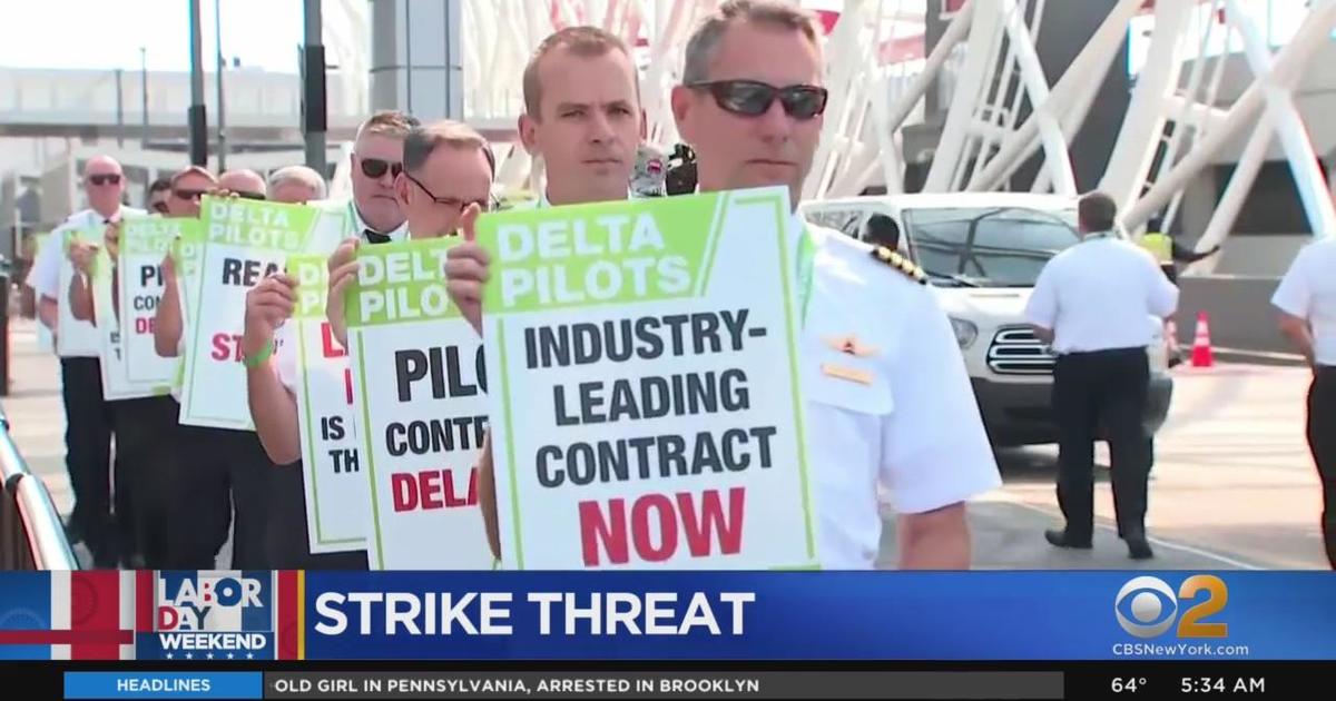 Airline Pilots Threaten To Strike This Labor Day Weekend Cbs New York