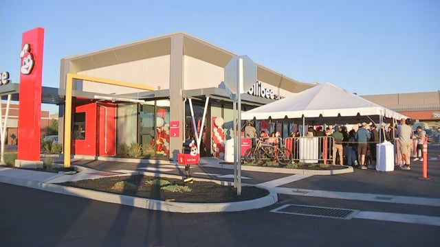 lns-jollibee-grand-opening-090222-frame-16170.jpg 