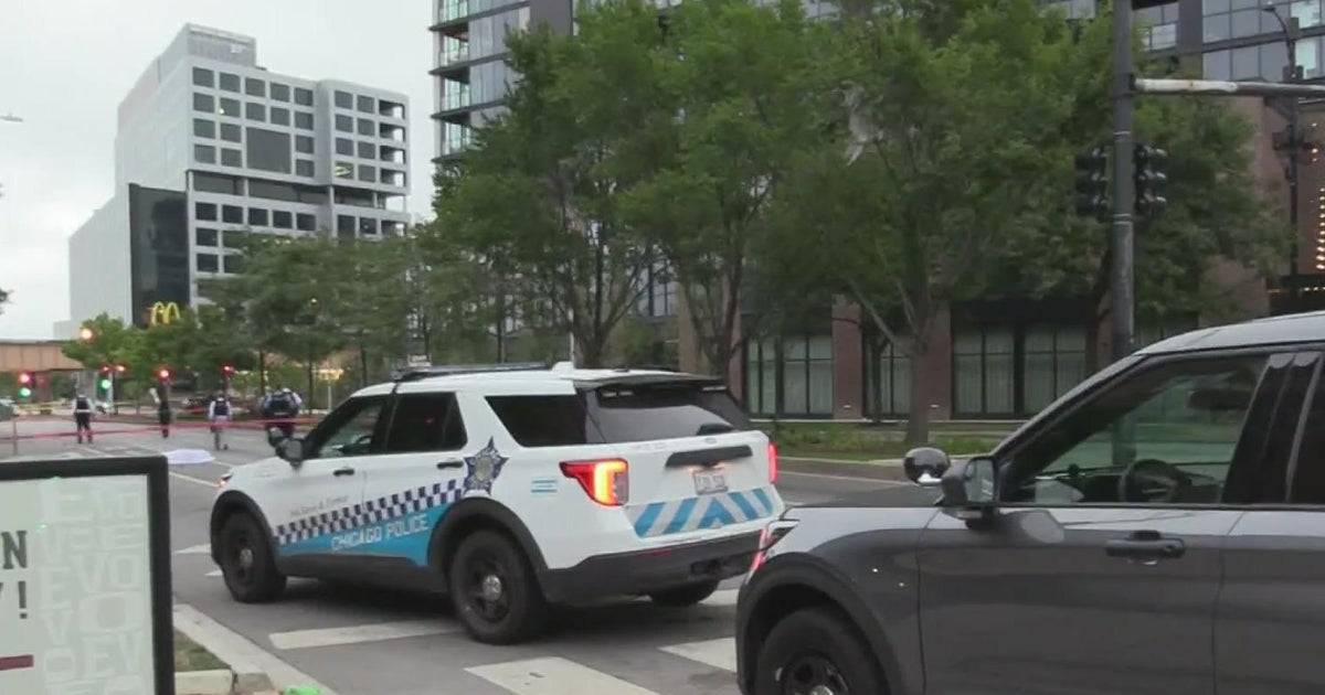 Man dies after being struck by vehicle in West Loop - CBS Chicago