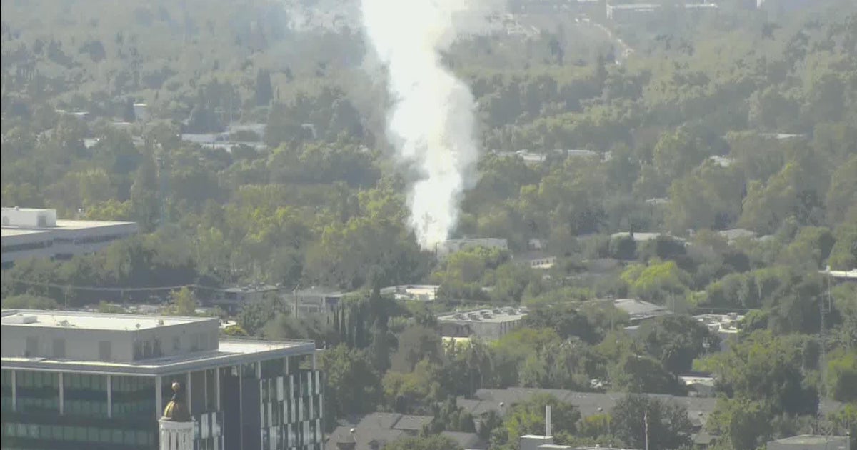 Smoke rises from fire in Sacramento