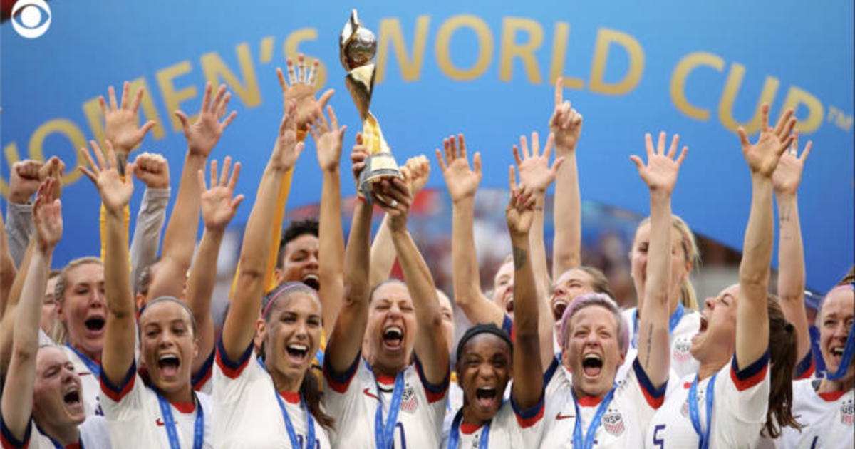 Us Womens National Soccer Team Signs Historic Equal Pay Agreement With Us Soccer Cbs News 