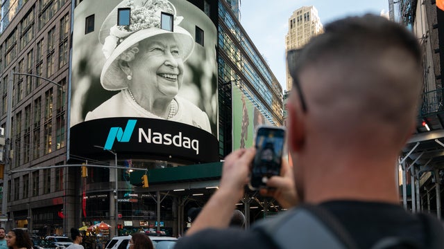 U.S. Reacts To The Passing Of Queen Elizabeth II 