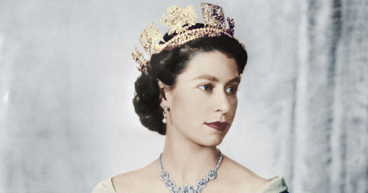 Queen Elizabeth II: 'Never felt dressed without her handbag' - BBC News