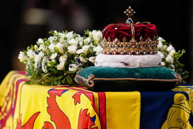 queen elizabeth coronation crown