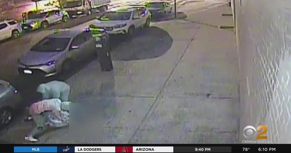 Police search for suspect who robbed man in Jackson Heights, Queens