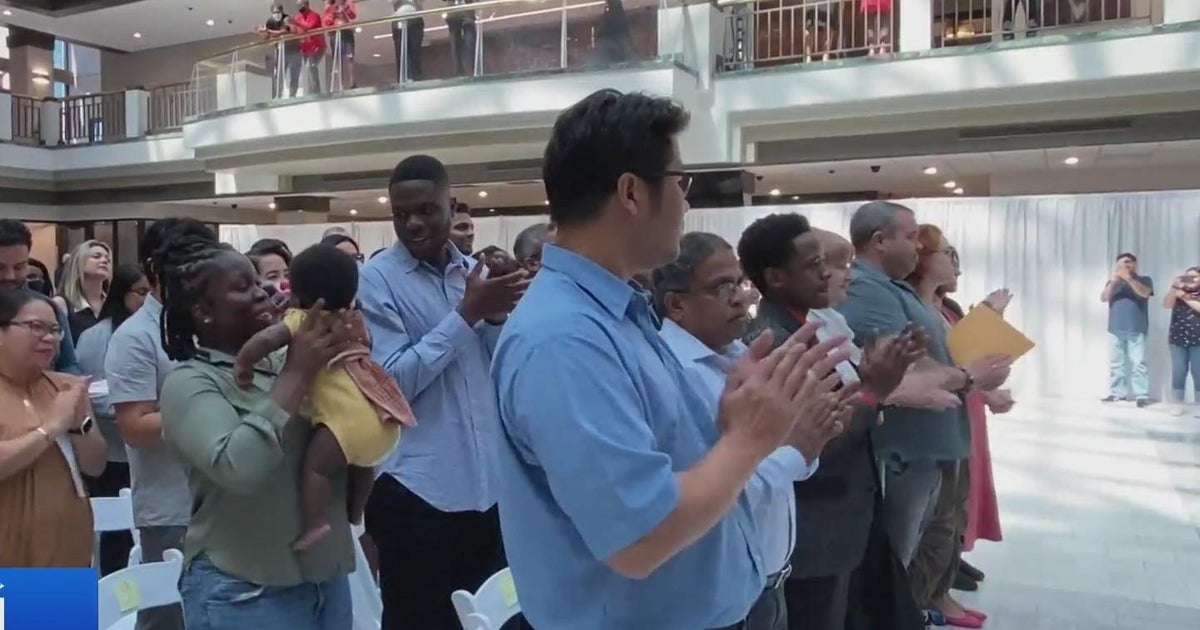 New U.S. citizens sworn in at naturalization ceremony in Atlanta - Vimarsana News