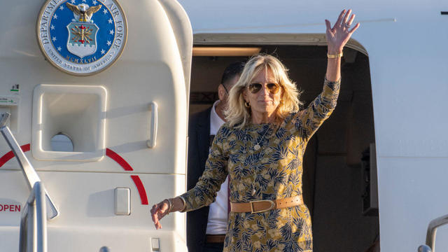 第一夫人吉尔·拜登（Jill Biden）到达好莱坞伯班克机场