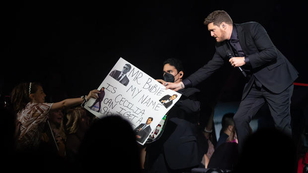 michael-buble-with-fan-allstate-arena-chicago-kirstine-walton.jpg 