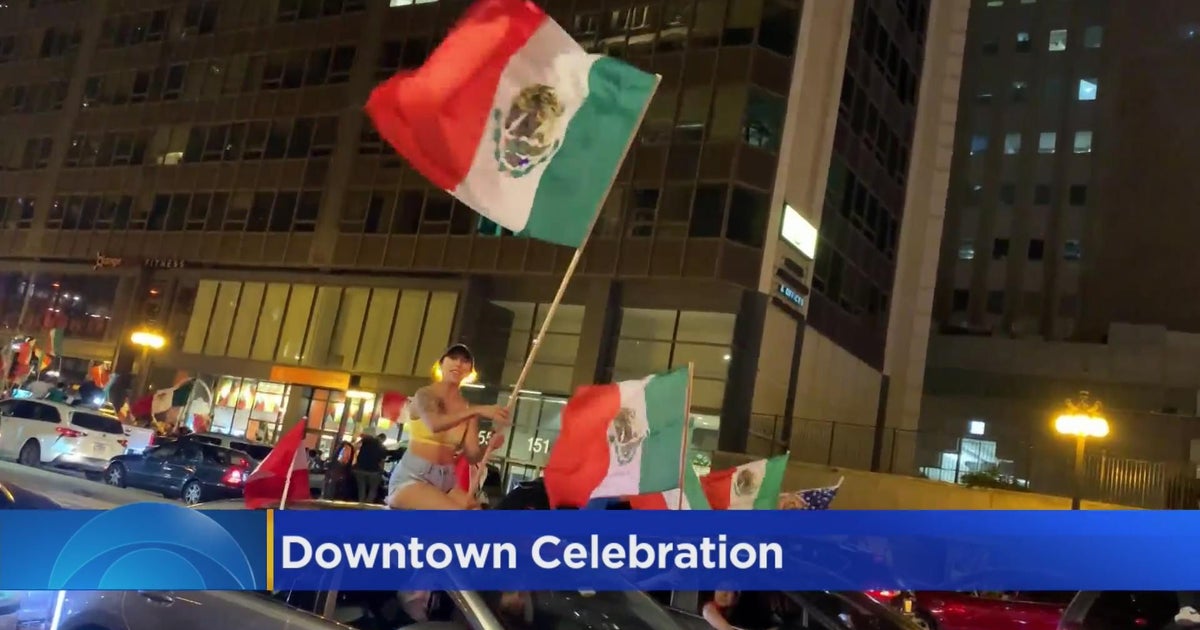 Drivers flood downtown Chicago for Mexican Independence Day festivities