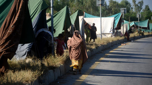 Pakistani flood victims in makeshift camp 