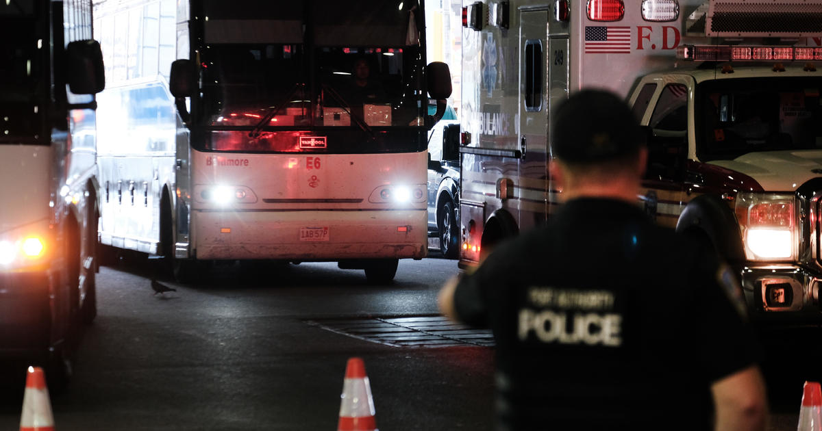 O prefeito Eric Adams processou 17 empresas de ônibus fretados em US$ 700 milhões pelo transporte de requerentes de asilo para Nova York.