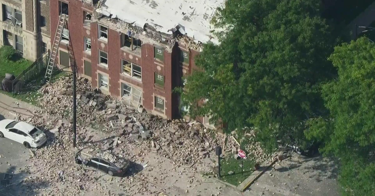 At least 8 injured in South Austin building explosion - CBS Chicago