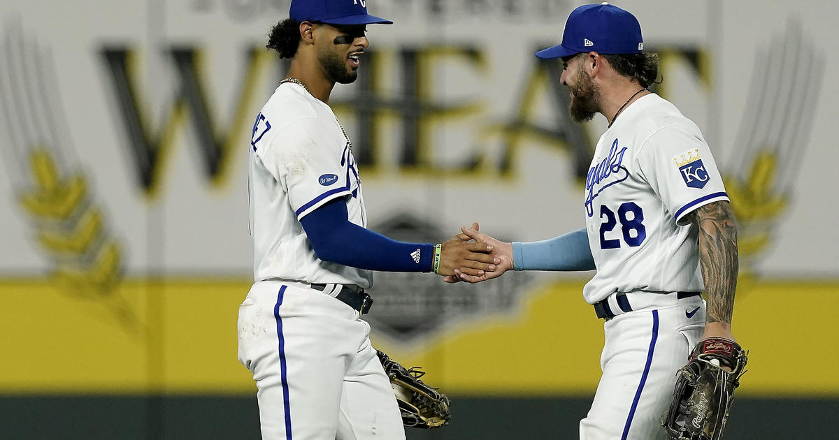 Perez has 2-run double in Kansas City's 5-run 2nd, Royals beat Padres 5-4