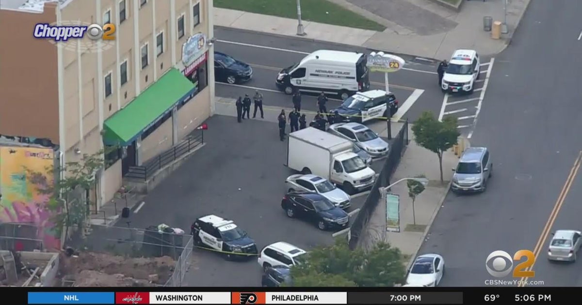 Newark Police investigate shooting on Central Avenue - CBS New York