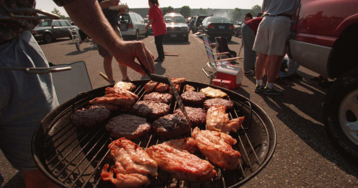 Chargers tailgate success: 'Bun-able foods,' scoop chips and wild