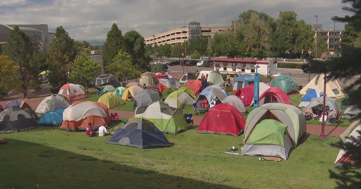 du-students-camp-out-to-get-hockey-season-tickets-cbs-colorado