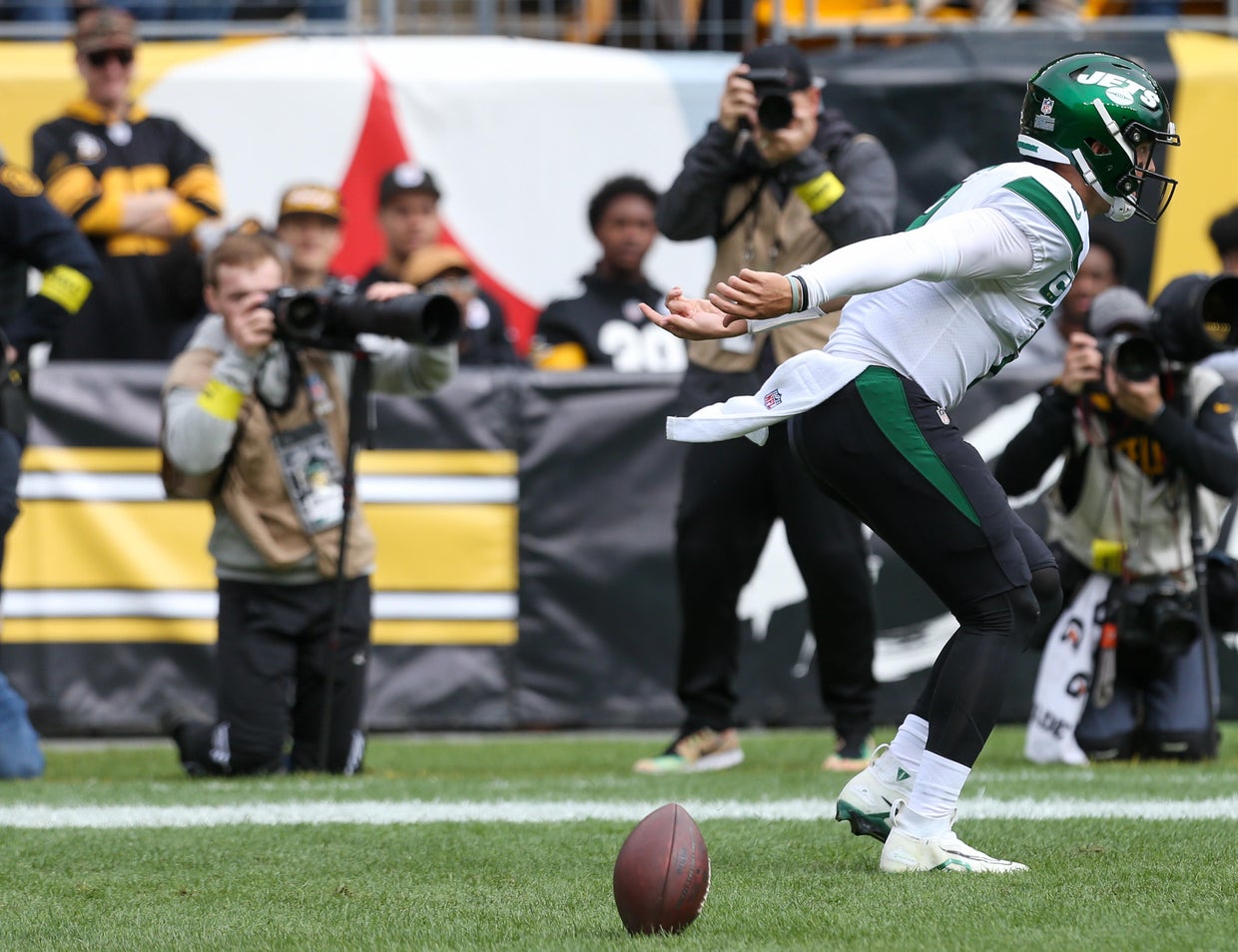 PHOTOS Kenny Pickett makes NFL debut at Acrisure Stadium