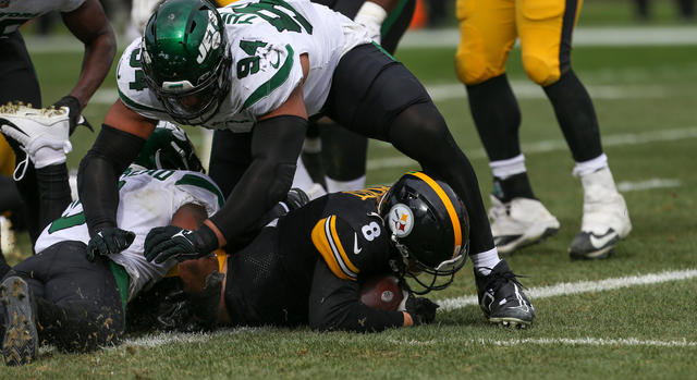 Pittsburgh Steelers quarterback Kenny Pickett in action during an NFL  football game against the Philadelphia Eagles, Sunday, Oct. 30, 2022, in  Philadelphia. (AP Photo/Derik Hamilton Stock Photo - Alamy