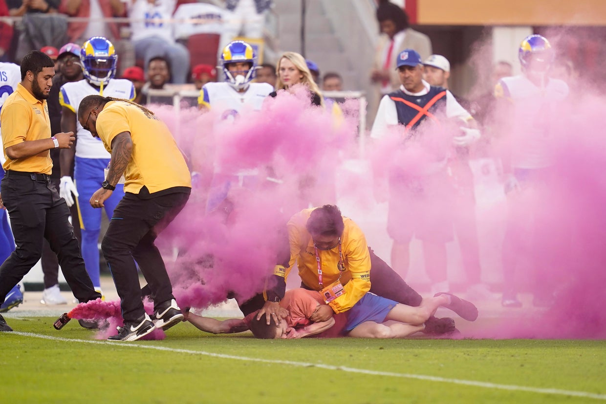 Protester runs onto field during 49ers game, gets tackled at Levi's ...