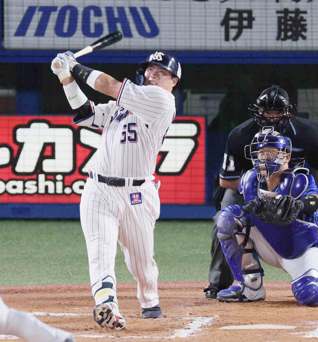 Munetaka Murakami hits a home run 