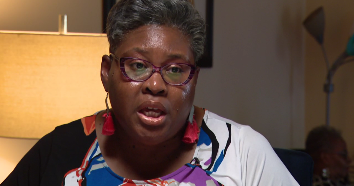 Chicago teacher says scammers made ,600 in unauthorized charges — and bank refuses her help