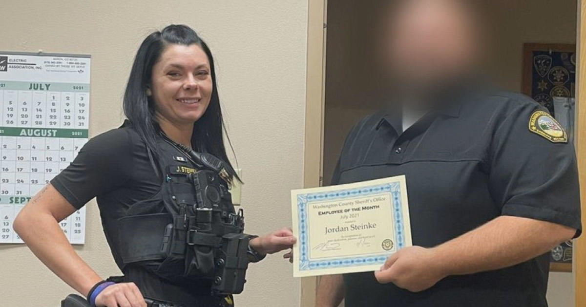 Бивш полицай от Колорадо избягва затвора за поставяне на жена с белезници в полицейска кола, блъсната от влак