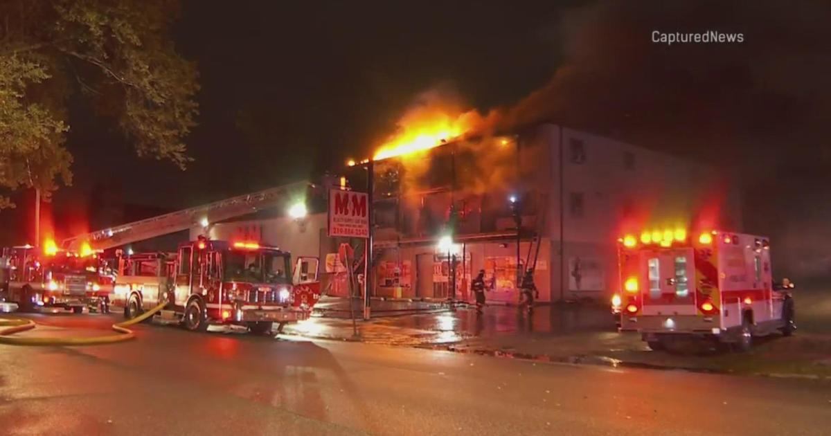 1 man dead after apartment building fire in Gary, Indiana; multiple people rescued