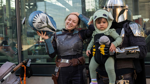 Cosplayers show off intricate costumes at New York Comic Con 