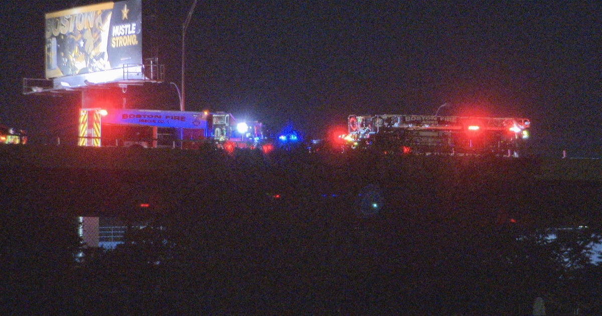 2 ride-share passengers dead after crash on I-93 North in Boston - CBS