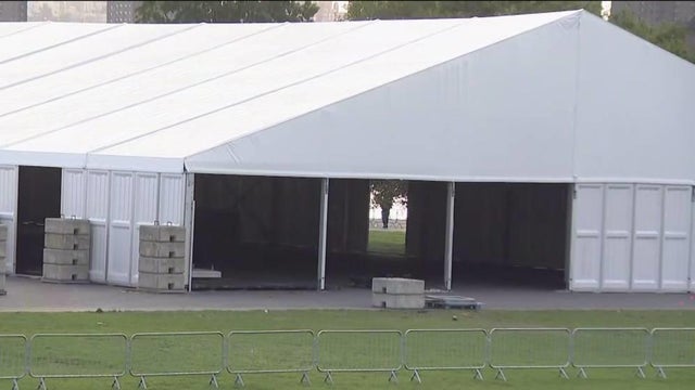 randalls-island-tents-migrant-housing-1.jpg 