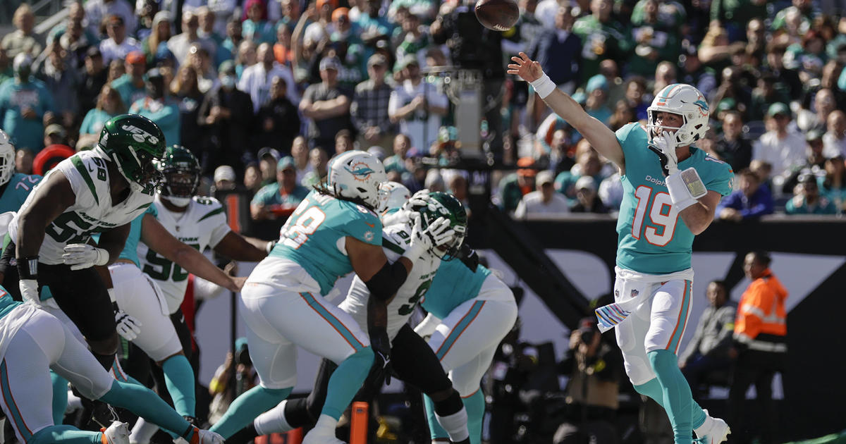 Why Mike McDaniel wears a sweatshirt during Miami Dolphins practice