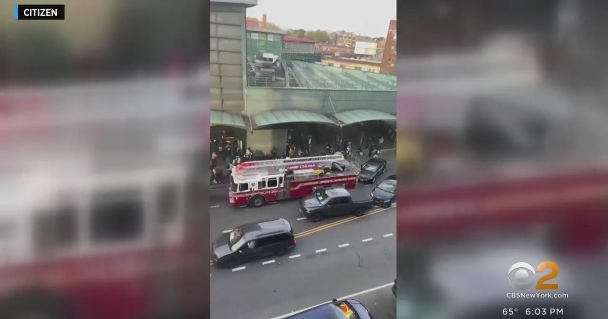 Man hit by subway after fight on platform - CBS New York